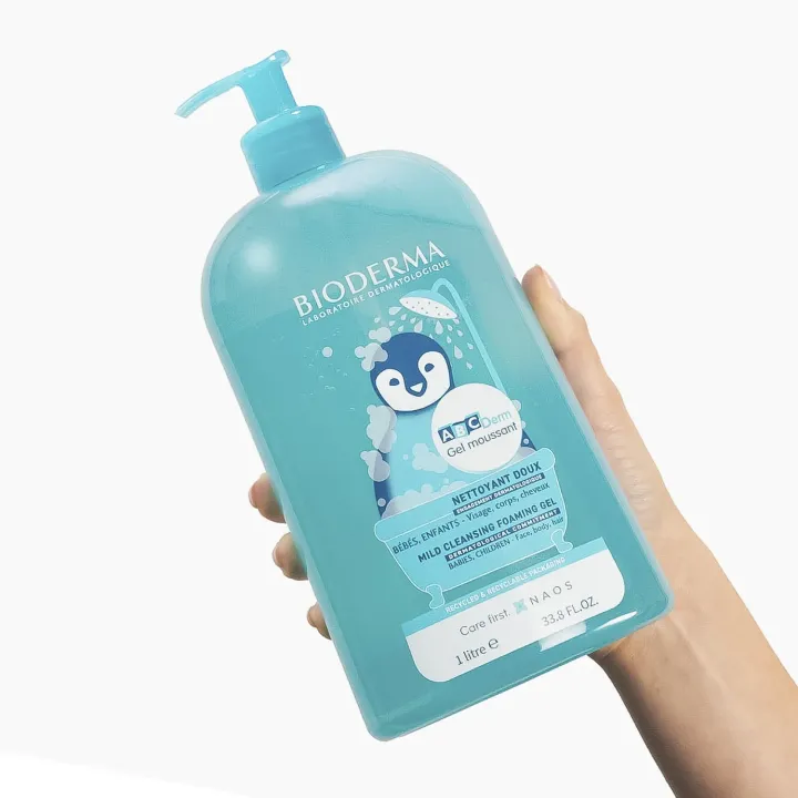 ABCDerm gel moussant bébé Bioderma 1 litre tenu dans une main
