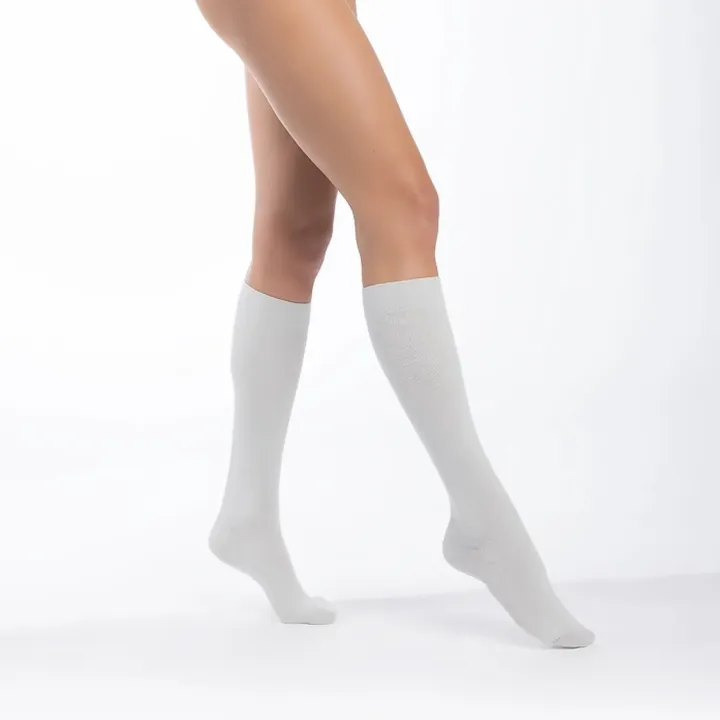 Sigvaris Active Loisirs – Chaussettes de contention femme Classe 2 gris clair