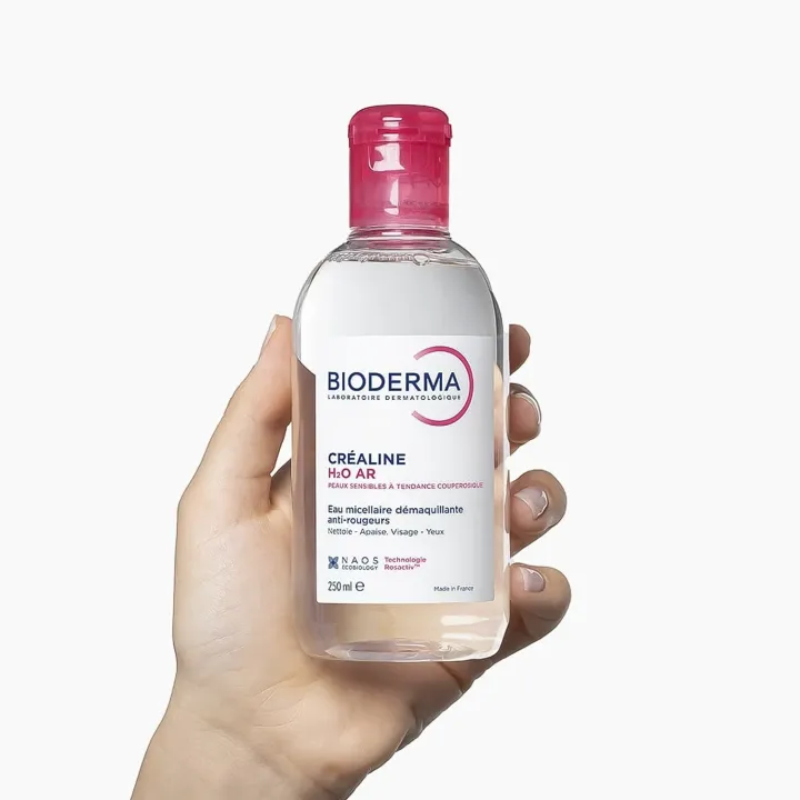 Créaline H2O AR solution micellaire Bioderma 250 ml pris dans la main