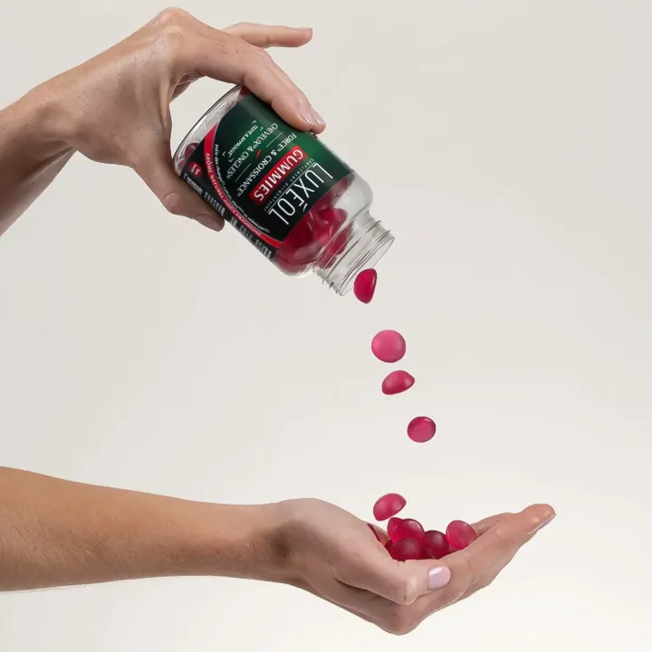Luxéol gummies Force & Croissance 60 gummies framboise qui tombent dans la main