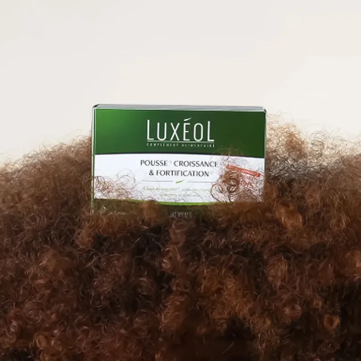 Luxéol Cheveux pousse, croissance et fortification 90 gélules posé sur cheveux