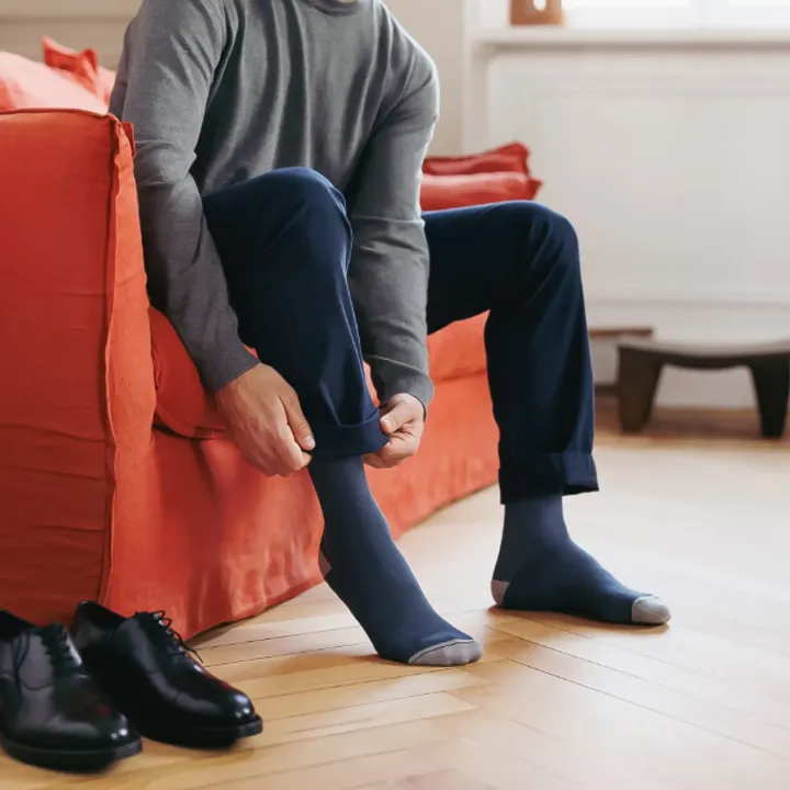 Sigvaris Styles colors – Chaussettes de contention homme Classe 2 bleu/gris clair portées