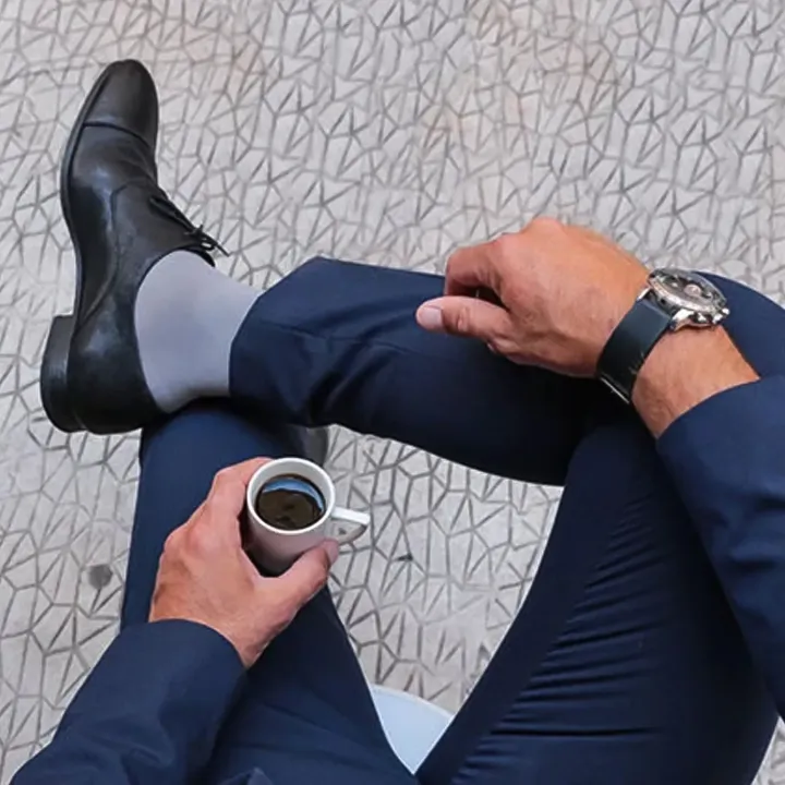 Sigvaris Essentiel microfibre Morpho (-) – Chaussettes de contention homme Classe 2 gris clair portées