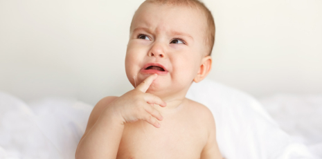 Les premières dents : poussées dentaires de bébé et homéopathie